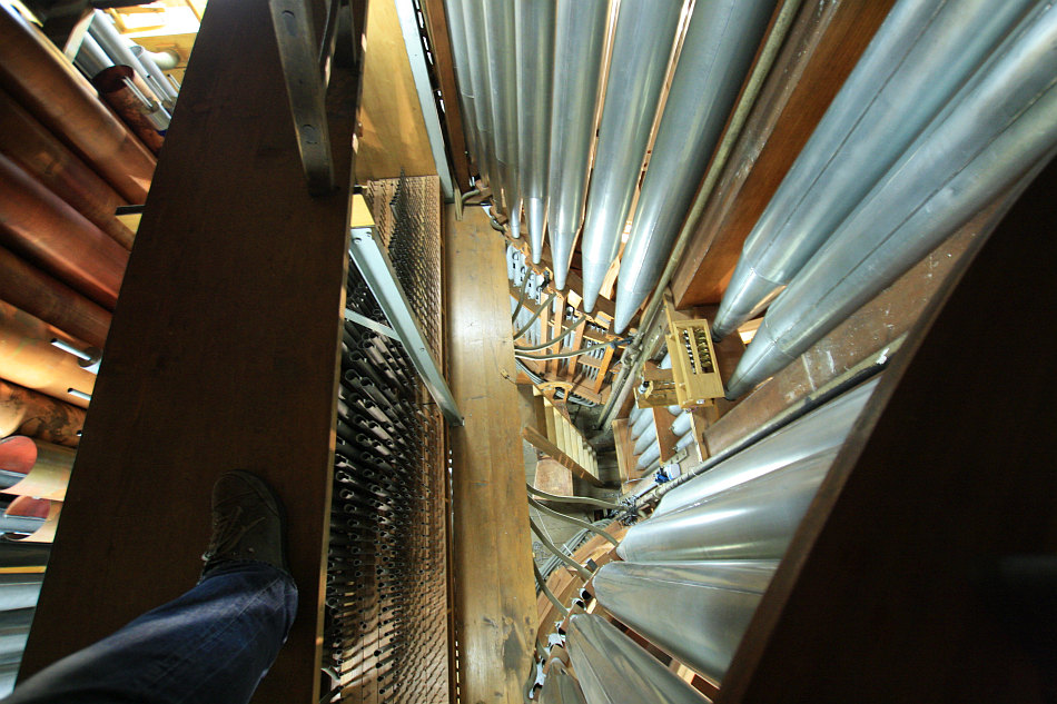 45-Grosse Orgel hinter dem Mittelturm.JPG